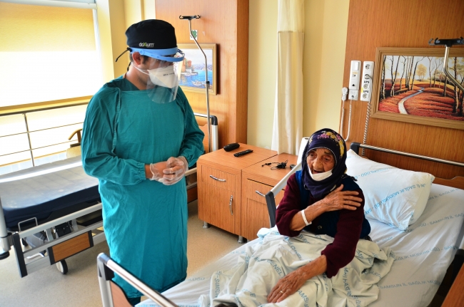 COVID-19'u yenen 93'lük Şakire nineden sağlık çalışanlarına teşekkür