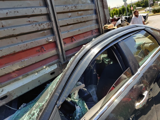 İstanbul'da otomobilin tırın altına girdiği kaza kamerada