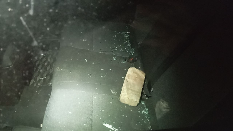 Park halindeki aracın camını kaldırım taşıyla kırdılar