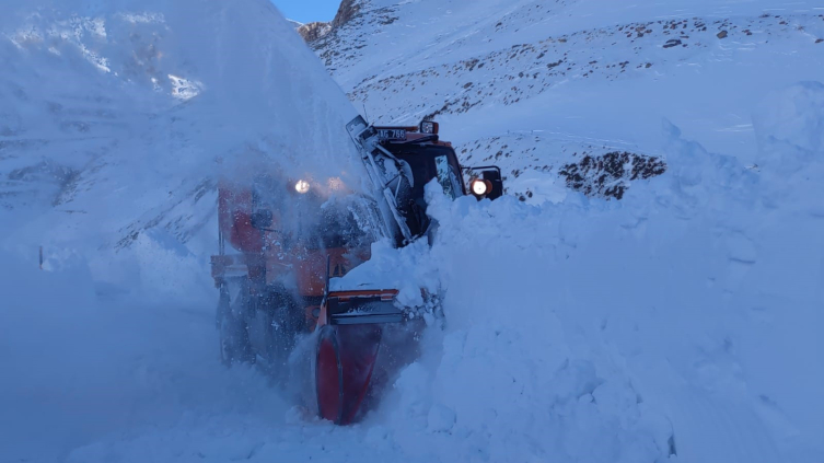 Van-Bahçesaray yolunda çığ 2 aracı uçuruma yuvarladı