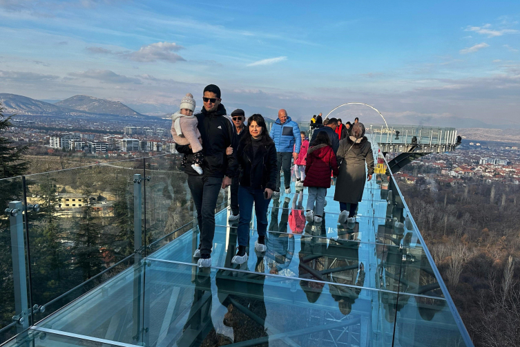Kirazlıdere Cam Seyir Terası bölgenin cazibe merkezi oldu