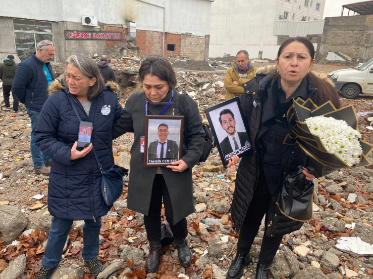 Depremde çocuklarını kaybeden aileler İsias Oteli'nin enkazına çiçek bıraktı
