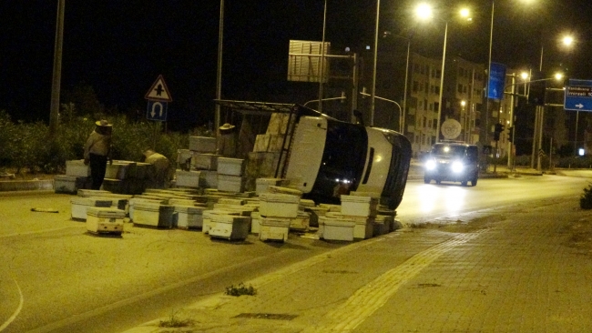 Mersin'de kovan yüklü kamyonet devrildi, trafik aksadı