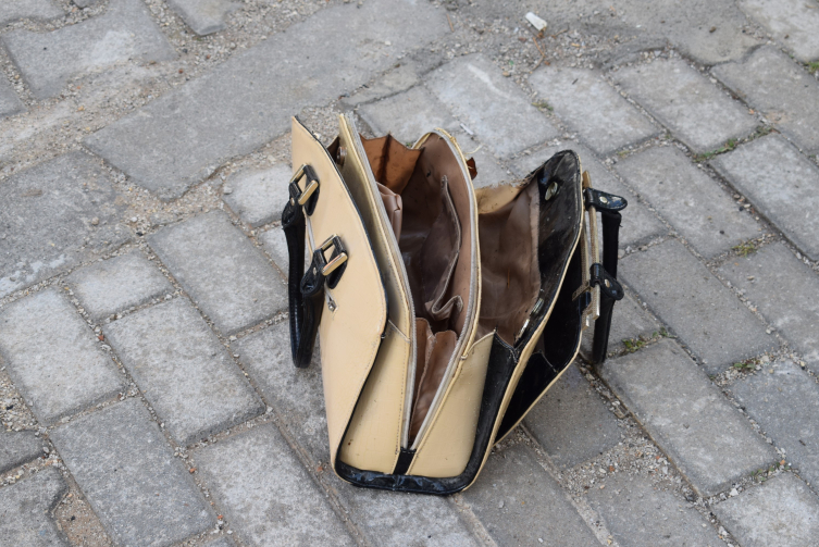 Okulun bahçe duvarına bırakılan kadın çantası polisi alarma geçirdi