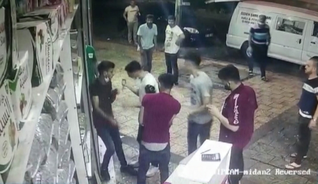 Herkesin gözü önünde bıçaklı gasp kamerada