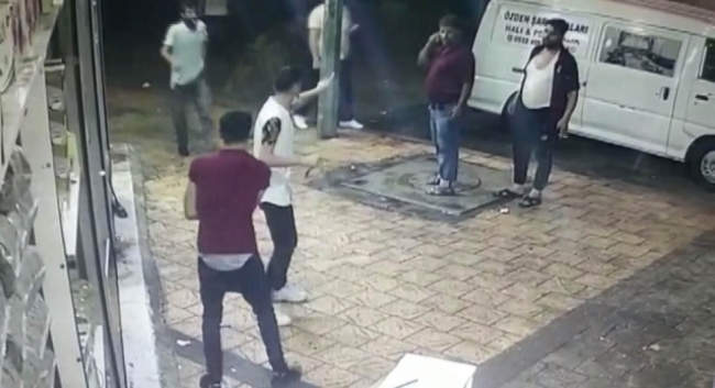 Herkesin gözü önünde bıçaklı gasp kamerada