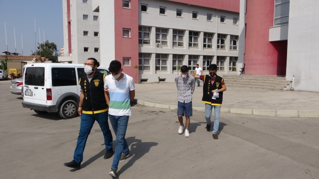 Herkesin gözü önünde bıçaklı gasp kamerada