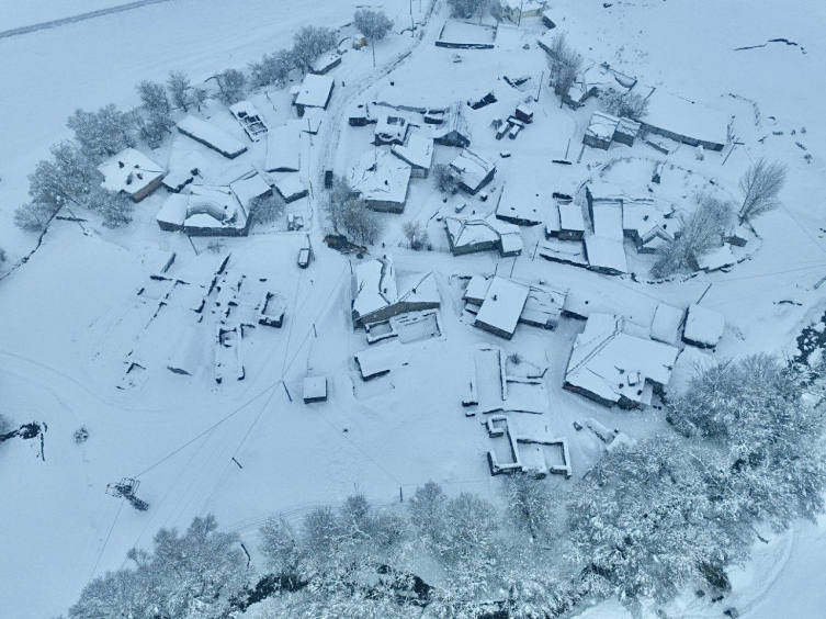 Ağrı’da evler kar altında kaldı