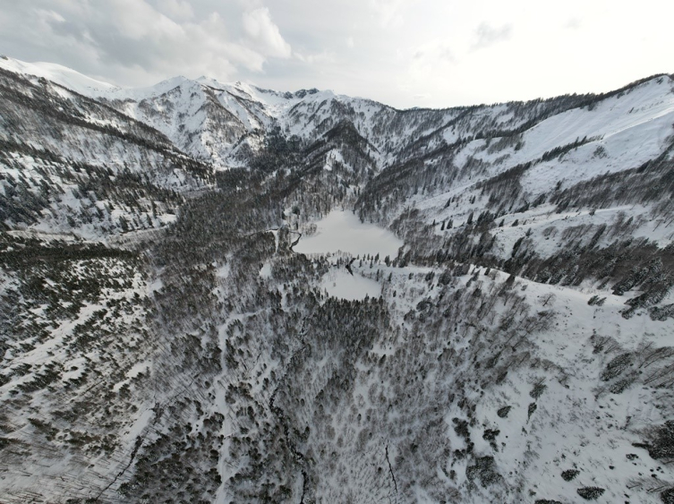 Beyaz örtüyle kaplanan Borçka Karagöl’ün eşsiz manzarası havadan görüntülendi
