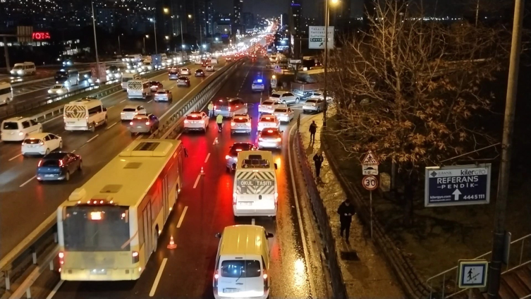Kartal'da D-100 karayolunda arızalanan tır trafiği durma noktasına getirdi