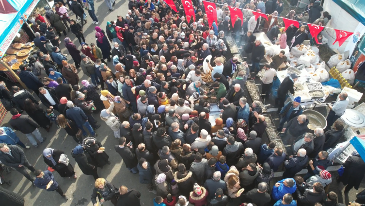 Yalova’da festivalde 3 ton hamsi dağıtıldı