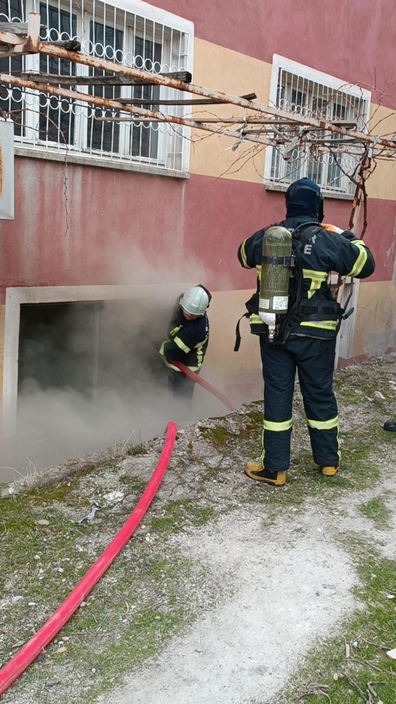 Elektrikli battaniye evi yaktı