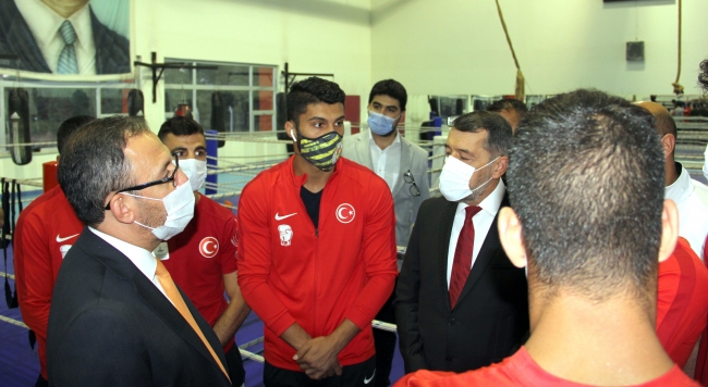 Bakan Kasapoğlu milli boksörleri ziyaret etti