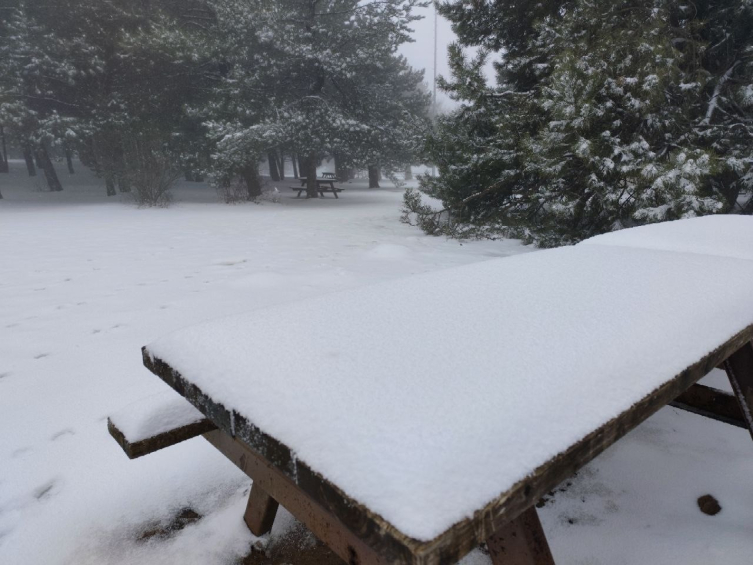 Spil Dağı beyaz örtüyle kaplandı