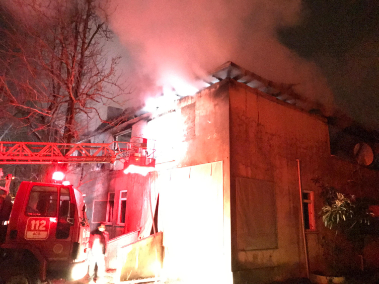 Sakarya'da iki katlı evde yangın