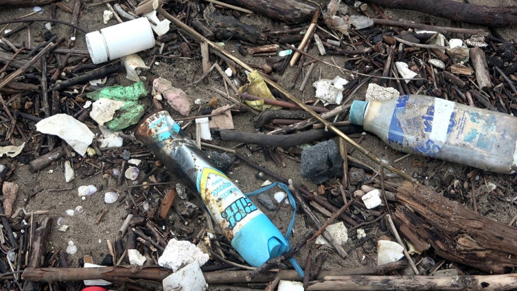 Karadeniz'e sürüklenen çöpler İnkumu sahiline vurdu