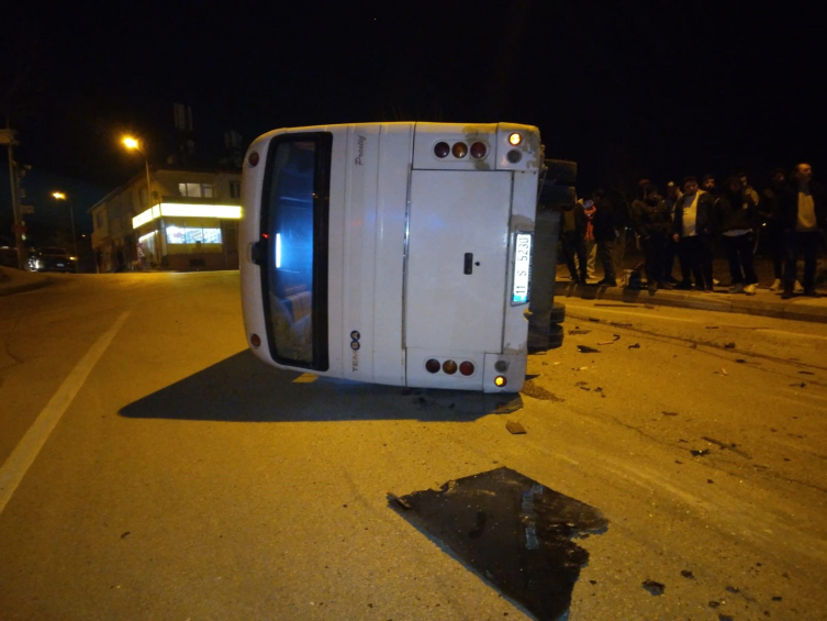Bilecik'te ambulans ile işçi servisi çarpıştı: 8 yaralı