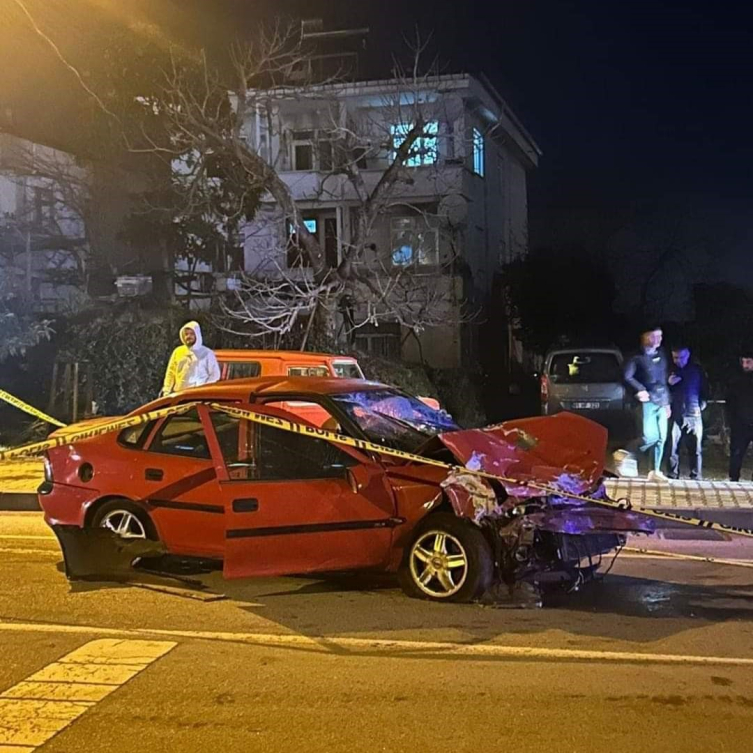 Trabzon'da çarpışan iki otomobil hurdaya döndü: 6 yaralı