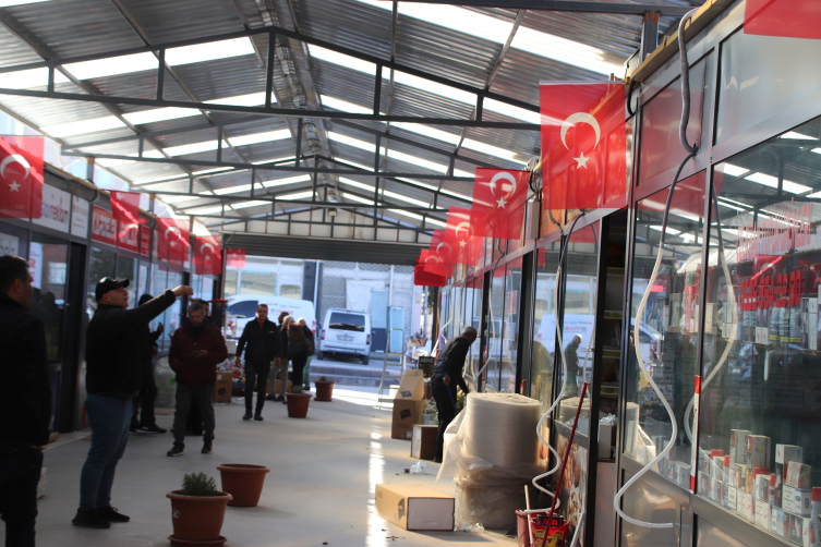 Bakan Ersoy'dan 150 depremzede esnafa klima desteği