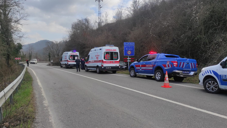 Bartın'ta otomobil hız tabelasına çarptı: 4 yaralı