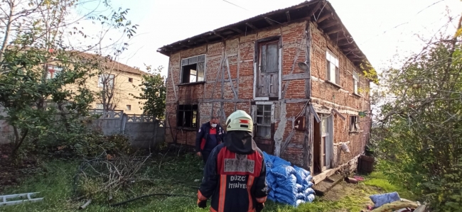 Düzce'de iki katlı ahşap ev yandı