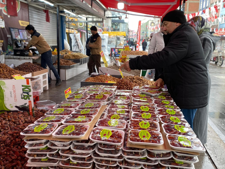 Ramazan'ın vazgeçilmezi hurma tezgahlarda yerini aldı