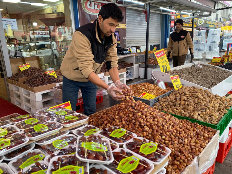 Ramazan'ın vazgeçilmezi hurma tezgahlarda yerini aldı