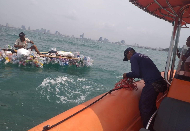 Pet şişelerden yaptığı botla denize açıldı, mahsur kaldı