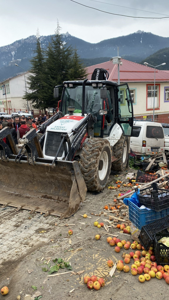 Artvin'de freni boşalan iş makinesi pazar yerine daldı