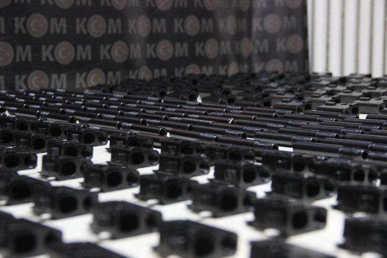 Karaman'da binlerce tabanca namlusu ile fişek yatağı ele geçirildi