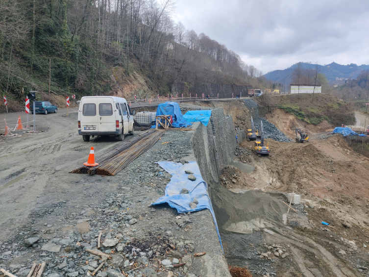 Trabzon'da yol çöktü