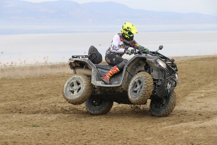 Burdur Gölü'nün kuruyan alanları ekstrem sporlara ev sahipliği yapıyor