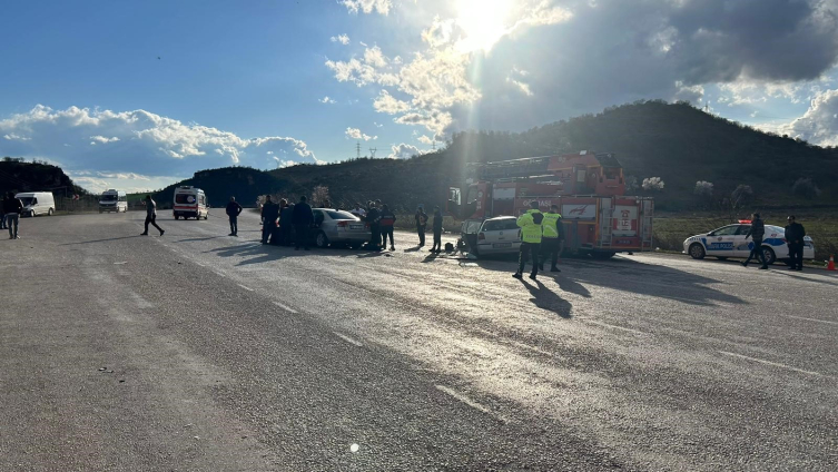 Adıyaman'da iki otomobil çarpıştı: 1 ölü, 3 yaralı