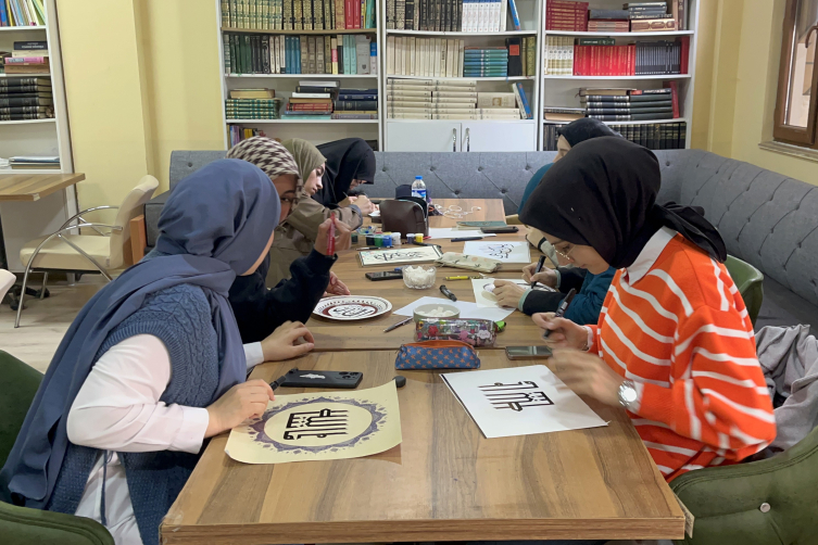 Gümüşhane'de üniversite öğrencileri Hüsn-i Hat sanatını öğreniyor