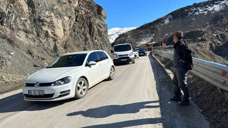 Yüksekova-Van kara yolunda heyelan