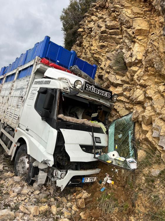 Isparta’da kamyonet minibüsle çarpıştı: 1’i ağır 3 yaralı