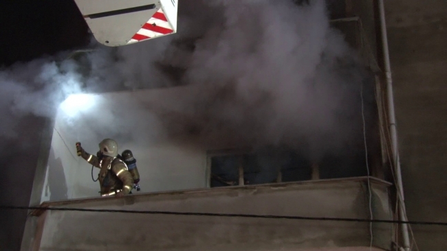 Yangında mahsur kalan 7 kişiyi itfaiye kurtardı