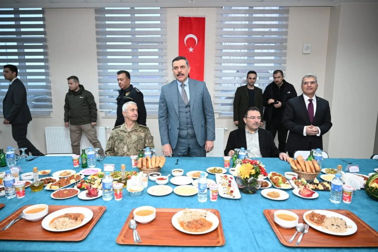 POMEM öğrencileriyle iftarda buluştular