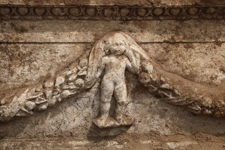 Hatay'da evin bahçesinde lahit bulundu