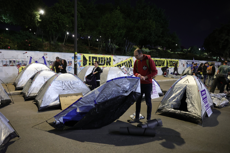 İsrail'de hükümet karşıtı göstericiler Meclis önünde çadırlarda kalmaya başladı