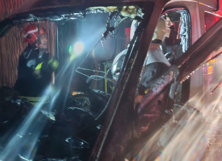 Seyir halindeki işçi servisi yandı, karayolu duman altında kaldı