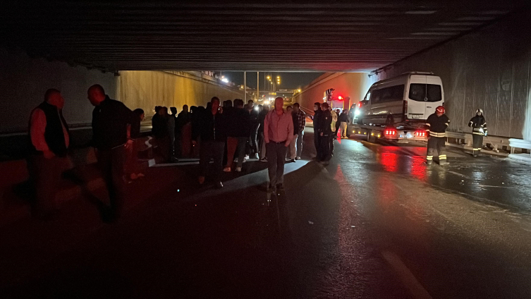 Seyir halindeki işçi servisi yandı, karayolu duman altında kaldı