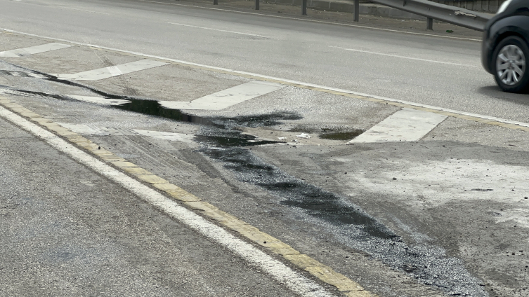 Yakıt deposu delindi, şehri birbirine kattı! Buz pistine dönen yolda peş peşe 10 kaza Tırdan sızan yakıt yolu buz pistine çevirdi: 20 kilometrede 10 kaza