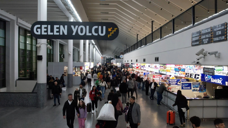 Ankara terminalinde bayram yoğunluğu geç saatlerde de sürüyor
