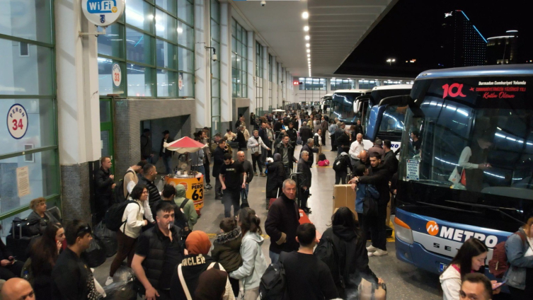 Ankara terminalinde bayram yoğunluğu geç saatlerde de sürüyor