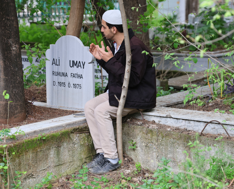 Mezarlıktaki sahte hocalar 'Kur'an' sınavına takıldı