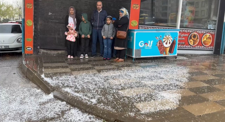 Gaziantep'te dolu sürücülere ve yayalara zor anlar yaşattı
