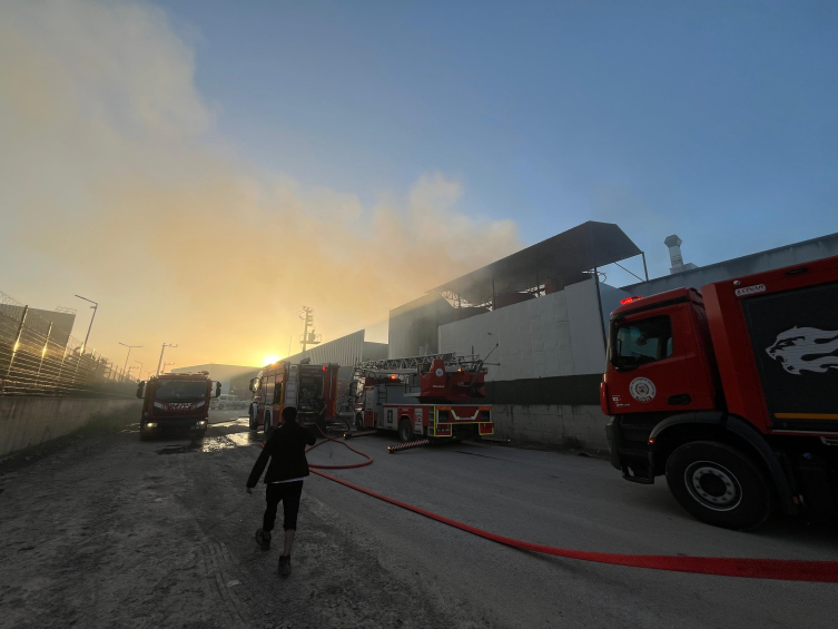Kocaeli'de madeni yağ fabrikasında yangın çıktı