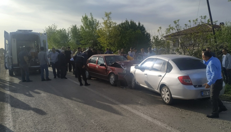 Samsun'da iki otomobil kafa kafaya çarpıştı, 8 yaralı