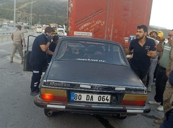 Mersin'de otomobil tıra arkadan çarptı: 1 ölü